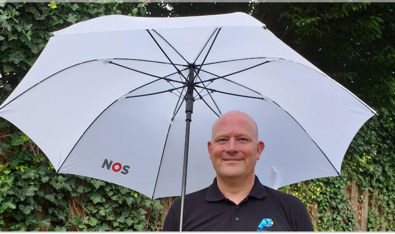 Voor de NOS deze mooie witte paraplu's van Impliva bedrukt en geleverd. In opdracht van de NOS is het logo aan de binnenkant van de paraplu bedrukt zodat, het logo altijd zichtbaar is tijdens de opname's van het Journaal of de toer de France. 