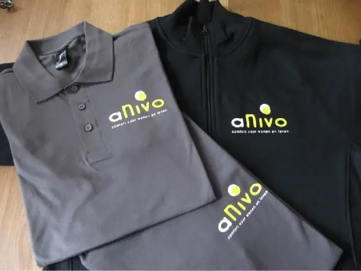 Polo's en een jas met het logo van Anivo
